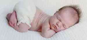 Как уложить спать новорожденного днем, ночью и в какой позе?