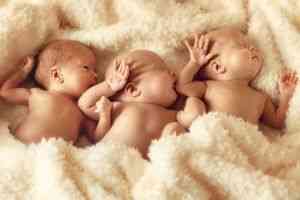 Позы для сна новорожденного ребенка: на животе, на боку или на спине