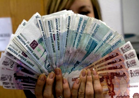 Крымская чиновница премировала себя на 62 тысячи рублей