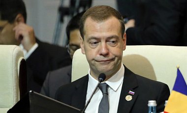 Медведев говорит, что РФ не ждет отмены санкций от Трампа