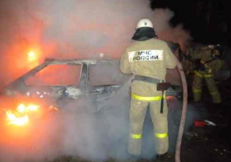 После лобового ДТП в Крыму загорелась машина, пострадали два человека
