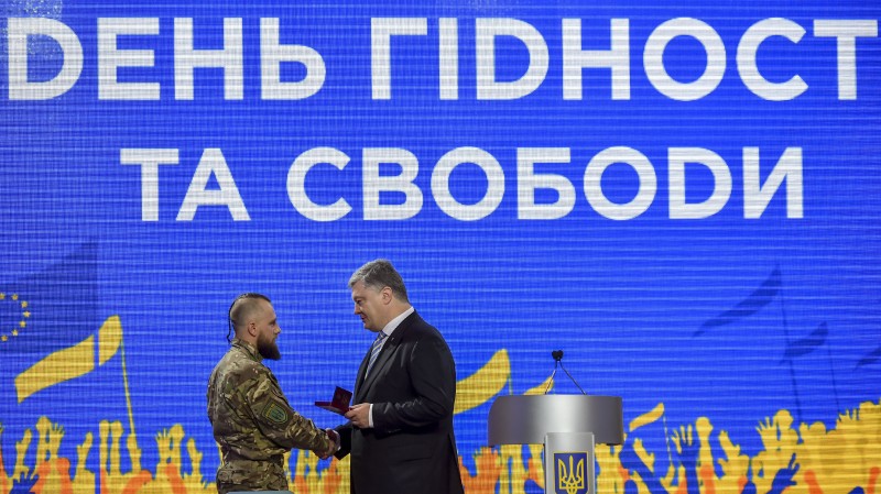 Президент нагородив героїв-добровольців, які пішли захищати країну з Євромайдану