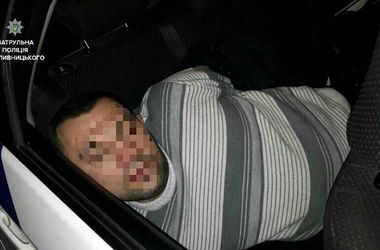 В Кропивницком пьяный майор полиции устроил дебош и уснул в патрульном авто