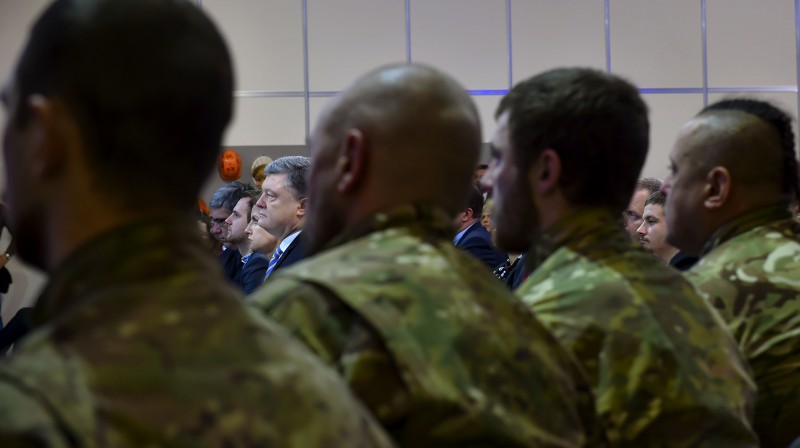Президент нагородив героїв-добровольців, які пішли захищати країну з Євромайдану