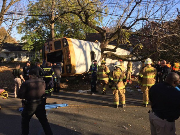 При аварии школьного автобуса в США погибли шесть человек