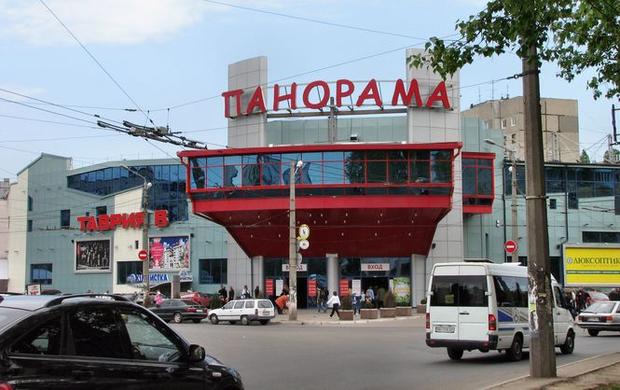 В Одессе неизвестные в масках открыли стрельбу возле популярного ТЦ