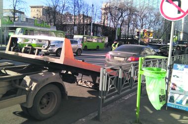 Борьба с нарушителями ПДД в Харькове: не боятся эвакуатора и паркуются где хотят