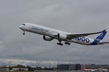 Самый большой пассажирский самолет Airbus A350 впервые поднялся в небо