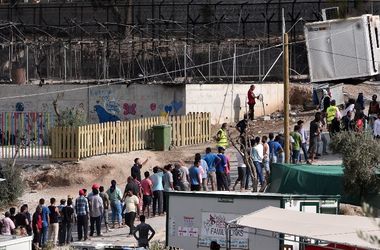 В лагере мигрантов на греческом Лесбос в результате пожара погибли женщина и ребенок