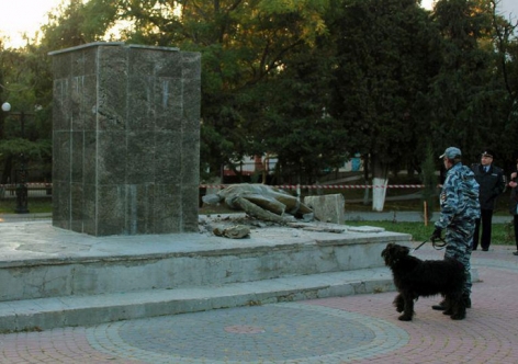 В Крыму задержаны трое вандалов, разрушивших памятник Ленину