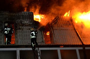 Масштабный пожар в Одессе: огонь уничтожил квартиры в новострое (фото)
