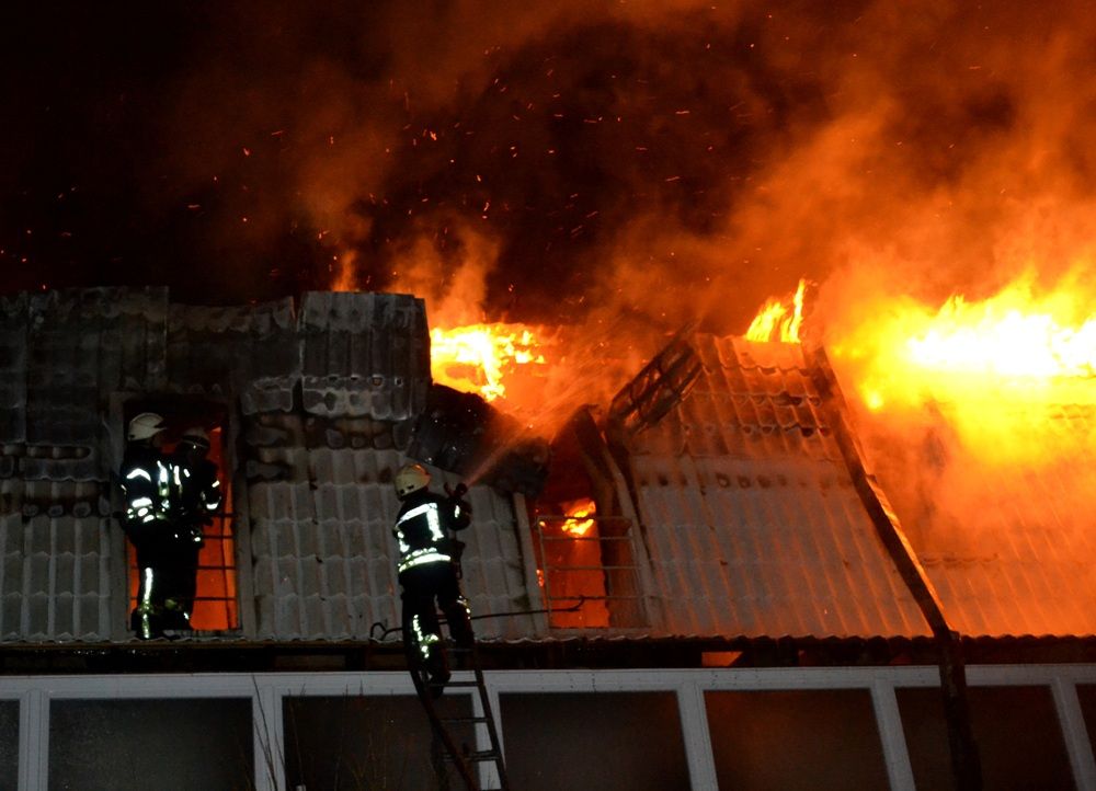 Масштабный пожар в Одессе: огонь уничтожил квартиры в новострое (фото)