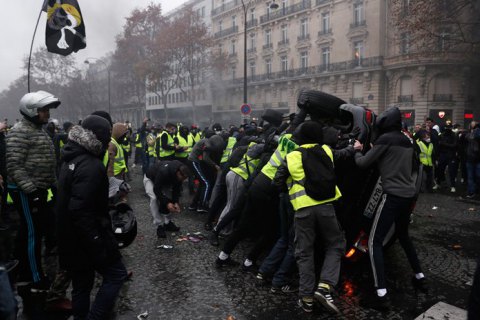 Полиция применила водометы к участникам акции "желтых жилетов" в Париже