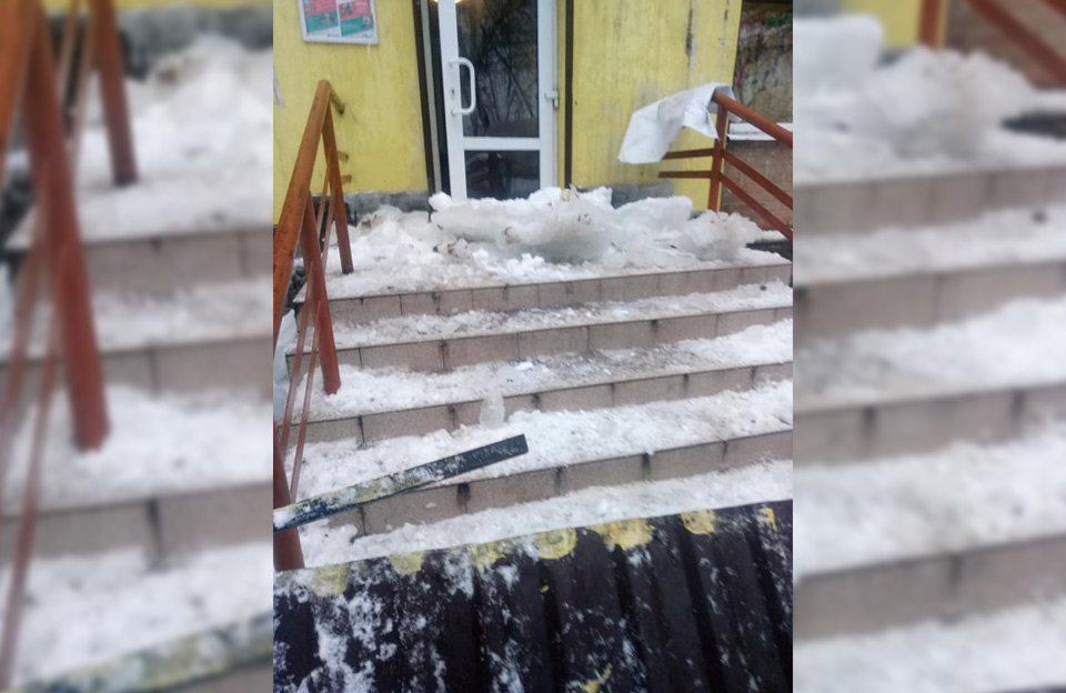 Вісті з Полтави - У Полтаві выбривала льоду розбила навіс над входом до дитячої студії