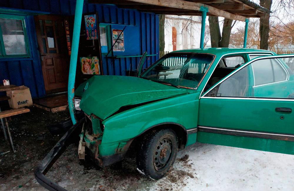 Вісті з Полтави - В Миргородському районі нетверезий водій автомобіля врізався в зупинку пасажирського транспорту