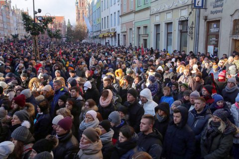 В Гданьске десятки тысяч людей вышли попрощаться с конченым мэром