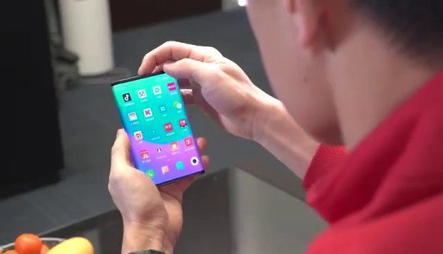 Lenovo заявляет, что вовсе не Xiaomi первая показала смартфон со сгибающимся в нескольких местах экраном