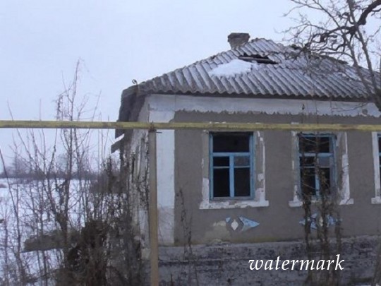 Прореха в кровле, выбиты окна: боевики «ЛНР» обстреляли дома мирных обитателей(фото)