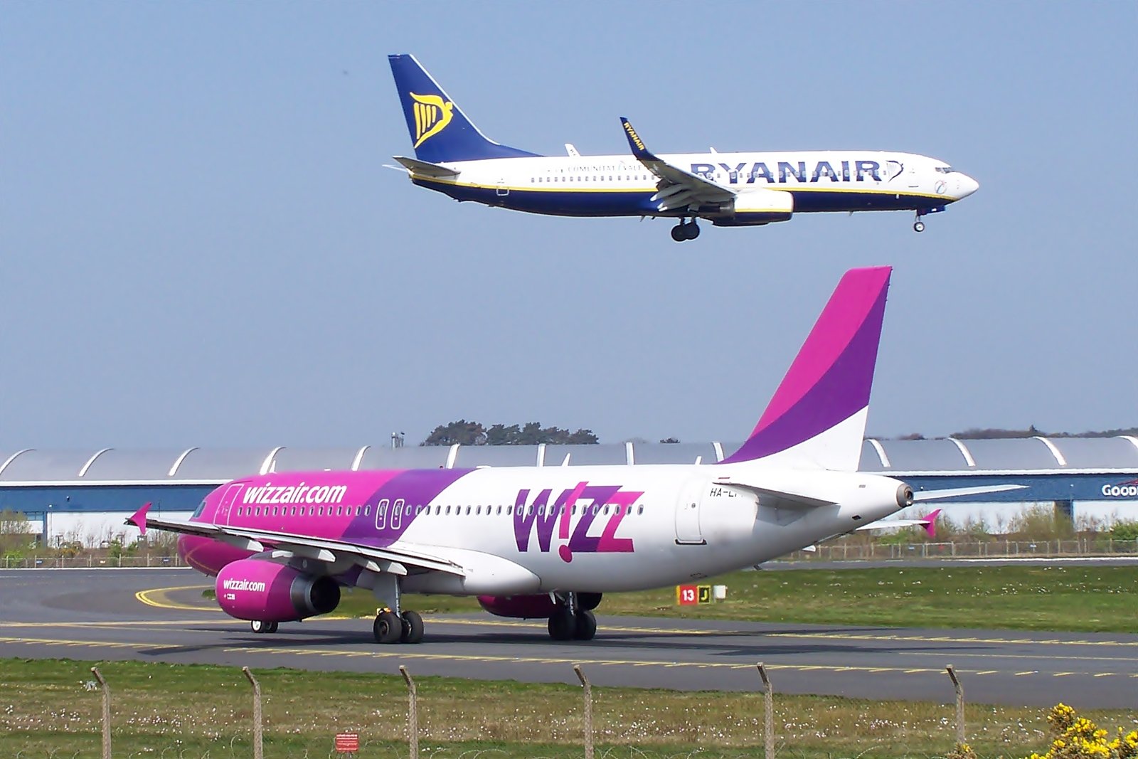 Греция одобрила заявки Wizz Air и Ryanair на полеты в Украину