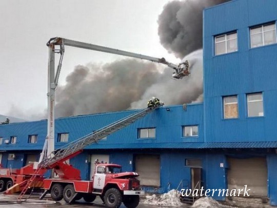 Масштабный пожар в Киеве грозит перекинуться на соседние здания(фото)