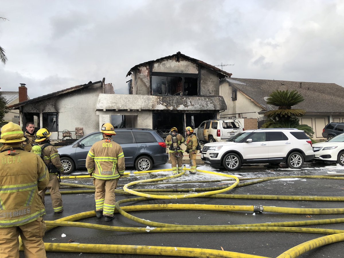 ​Пять человек погибли из-за падения аэроплана на жилой дом в Калифорнии