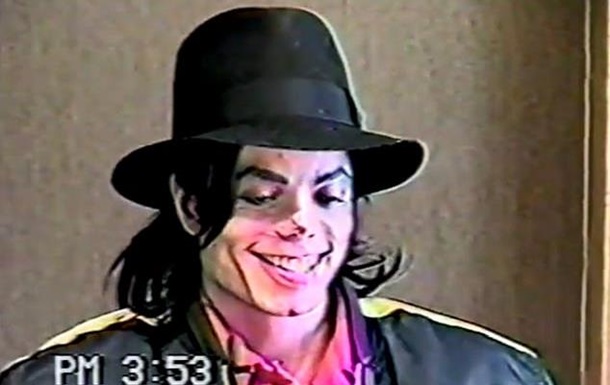 Показано неизвестное видео допроса Майкла Джексона