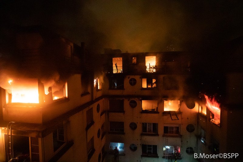 В Париже при пожаре в жилом доме погибли восемь человек, 30 пострадали