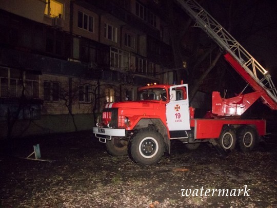 Ночной пожар облапил два этажа высотного дома в Киеве(фото, видео)