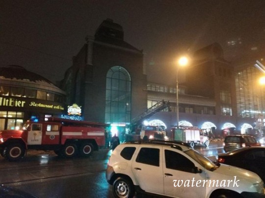 В фокусе Харькова вспыхнул пожар на базаре: первые фото и видео с места ЧП