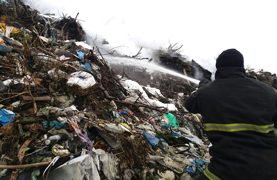 Вісті з Полтави - Полтавські рятувальники другу добу гасять пожежу на Макухівському сміттєзвалищі