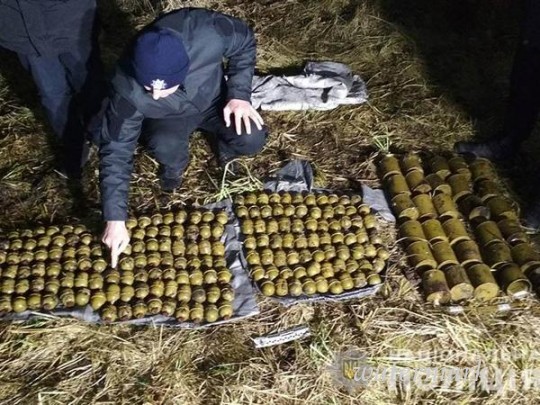 В Хмельницкой области в кустах нашли мешки с "советскими" гранатами: детали и фото
