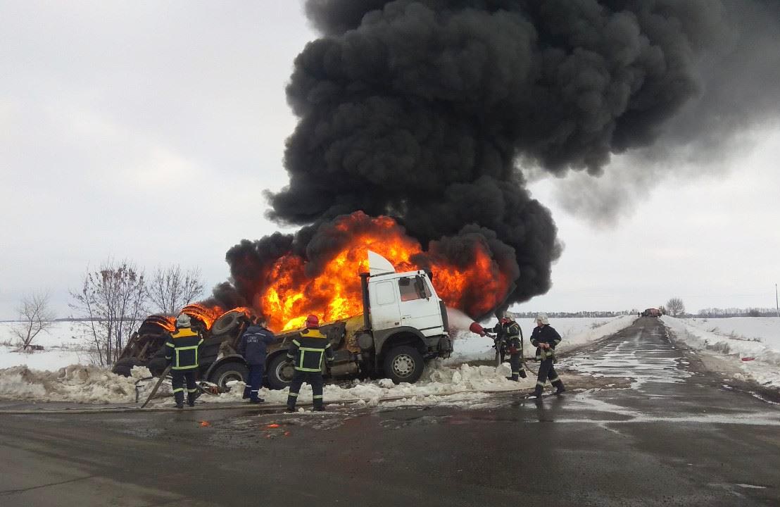 Вісті з Полтави - У Миргородському районі перевернулася та загорілася автоцистерна